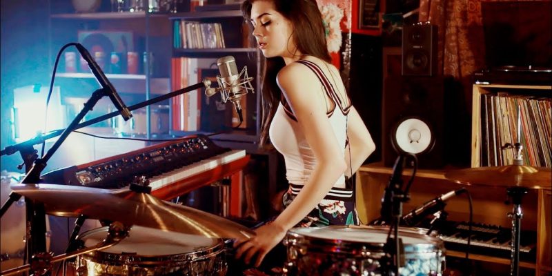 Foo Fighters Meets 70’s Bobby Caldwell – Live Looping Mashup by Elise Trouw