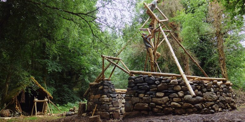 Iron Age Bushcraft Build – Roof Building in Soaking Rain: DODGY STUFF!