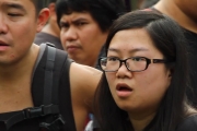 Violinist STUNS Bangkok Street with “Radioactive” Looping Cover