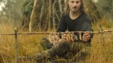 Bushcraft overnight – shelter building, fat wood, bacon, russian axe, repairing sweater