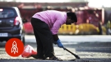 He’s Filled 600 Potholes in Memory of His Son(subtitled)