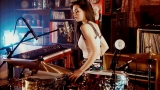 Foo Fighters Meets 70’s Bobby Caldwell – Live Looping Mashup by Elise Trouw