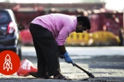 He’s Filled 600 Potholes in Memory of His Son(subtitled)