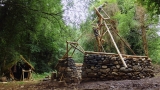 Iron Age Bushcraft Build – Roof Building in Soaking Rain: DODGY STUFF!